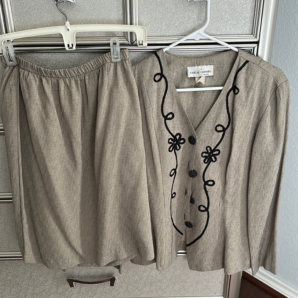 Size 8P matching gray floral button up jacket and skirt set